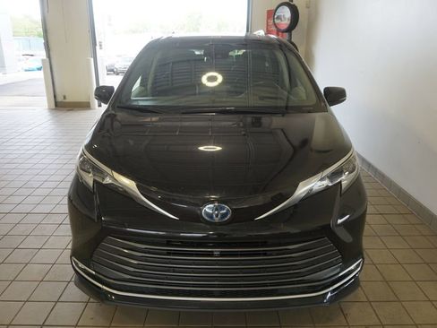 Used 2022 Toyota Sienna Platinum AWD/4WD image 16