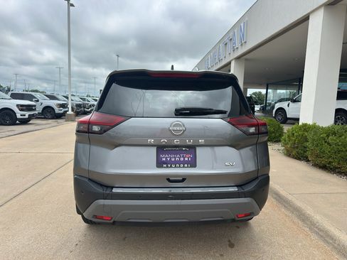 Used 2023 Nissan Rogue SV FWD image 9