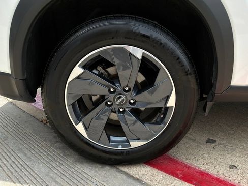 Used 2025 Nissan Rogue SV FWD image 9