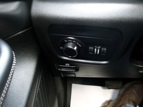 Used 2023 Jeep Grand Cherokee Altitude AWD/4WD image 18