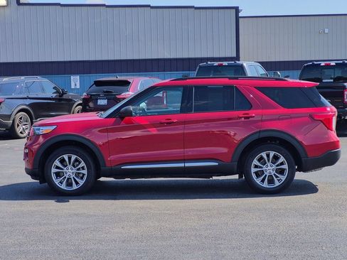 Used 2023 Ford Explorer XLT w/ Equipment Group 202A AWD/4WD image 4