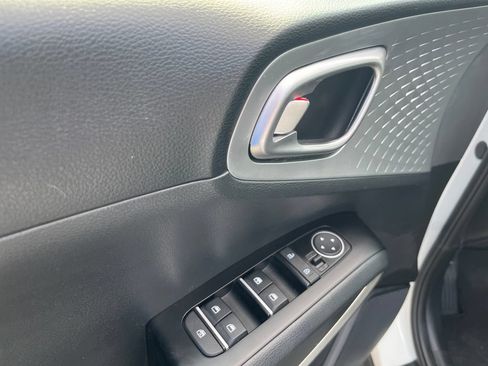 Used 2025 Kia Soul LX FWD image 10