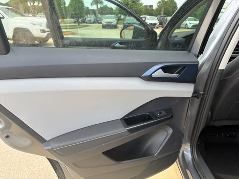 Used 2024 Volkswagen Taos SE FWD image 14