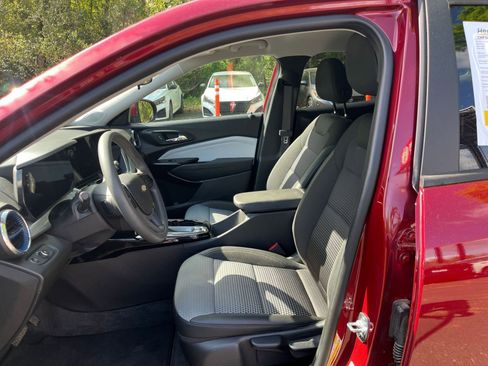 Used 2025 Chevrolet Trax LT image 25