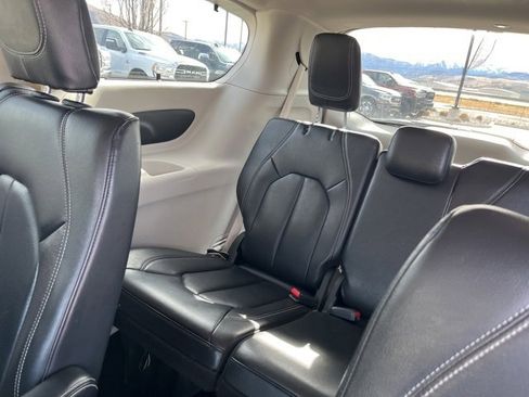 Used 2022 Chrysler Pacifica Touring-L image 18