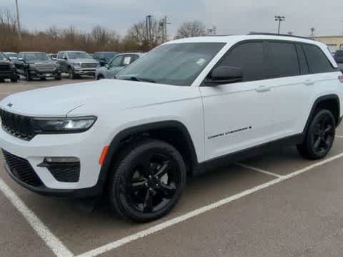 Used 2025 Jeep Grand Cherokee Limited w/ Black Appearance Package image 4