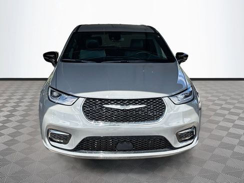 Used 2025 Chrysler Pacifica Select FWD image 2