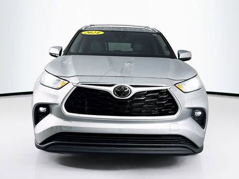 Used 2024 Toyota Highlander XLE image 2
