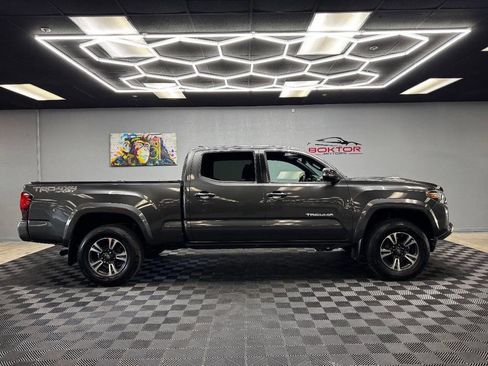 Used 2018 Toyota Tacoma TRD Sport AWD/4WD image 17