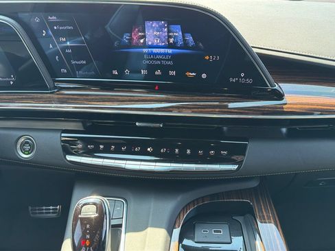 Used 2022 Cadillac Escalade Premium Luxury w/ Performance Package AWD/4WD image 18