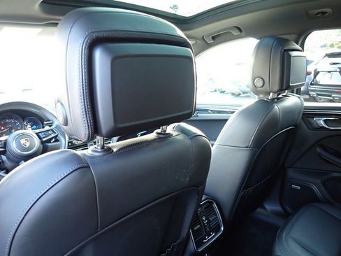 Used 2022 Porsche Macan image 16