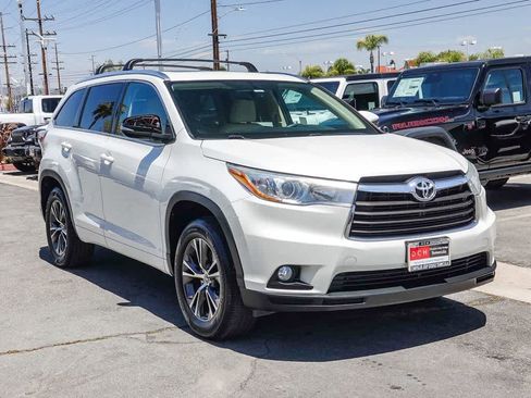 Used 2016 Toyota Highlander XLE w/ Preferred Accessory Package FWD image 2