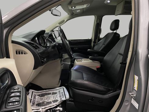 Used 2014 Chrysler Town & Country Touring image 25