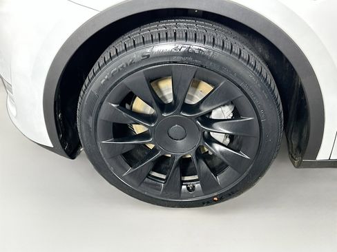 Used 2023 Tesla Model Y Long Range image 11