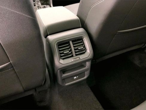 Used 2024 Volkswagen Taos SE image 34