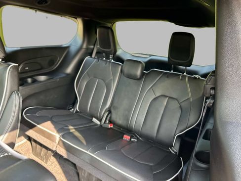 Used 2025 Chrysler Pacifica Limited FWD image 25