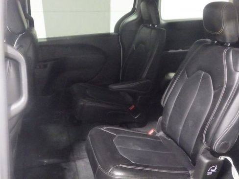 Used 2025 Chrysler Pacifica Select image 7