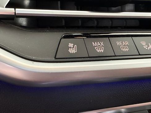 Used 2021 BMW X7 M50i w/ Dynamic Handling Package image 31