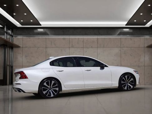 Used 2022 Volvo S60 B5 Momentum w/ Premium Package image 9
