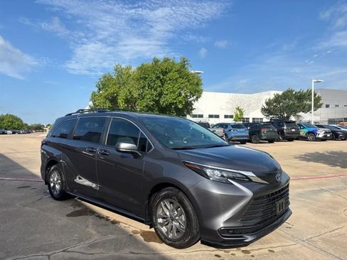 Used 2025 Toyota Sienna LE FWD image 3