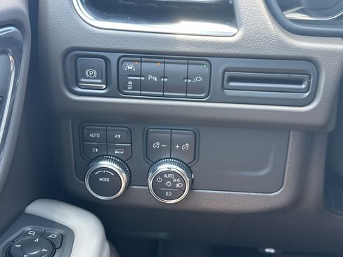 Used 2021 GMC Yukon SLT w/ SLT Premium Package AWD/4WD image 30