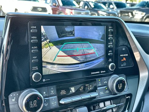 Used 2022 Toyota Highlander XLE FWD image 26
