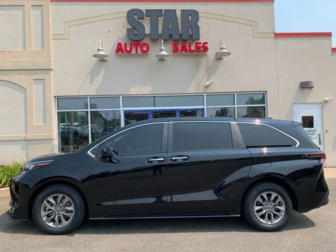 Used 2024 Toyota Sienna XLE FWD image 4