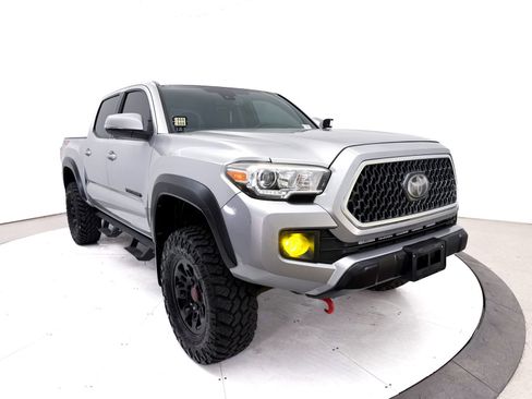 Used 2018 Toyota Tacoma TRD Off-Road w/ Technology Package AWD/4WD image 11