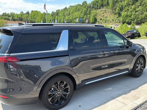 Used 2022 Kia Carnival SX FWD image 3
