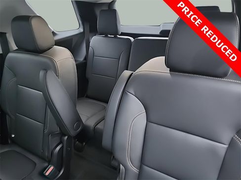 Used 2021 Chevrolet Traverse LT image 18