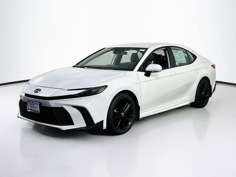 Used 2025 Toyota Camry SE AWD/4WD image 1