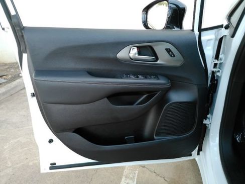 Used 2025 Chrysler Pacifica Select FWD image 13