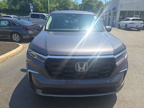 Used 2025 Honda Pilot Touring image 2