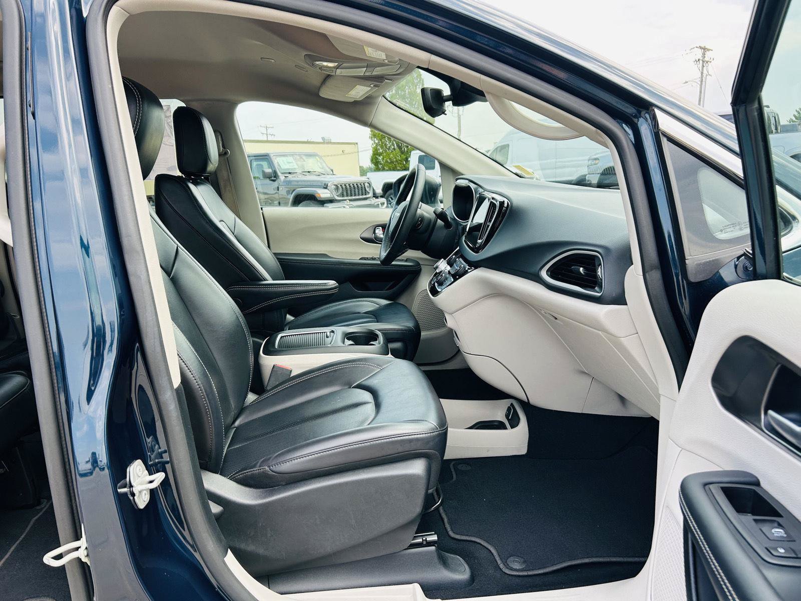 Used 2023 Chrysler Pacifica Touring-L FWD image 33