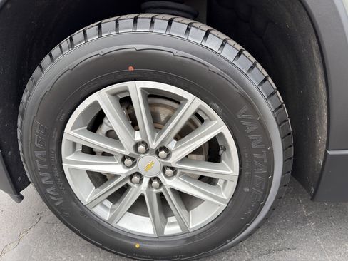Used 2023 Chevrolet Traverse LT FWD image 38