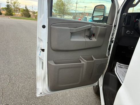 Used 2016 GMC Savana 2500 RWD image 9