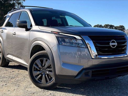 Used 2024 Nissan Pathfinder SV image 1