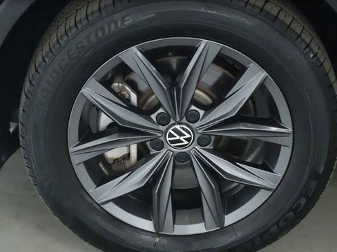 Certified 2023 Volkswagen Tiguan SE w/ Panoramic Sunroof Package image 37