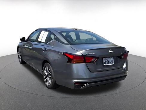 Used 2025 Nissan Altima 2.5 SV FWD image 9