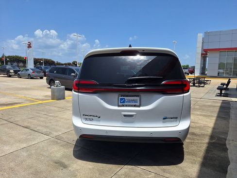 Used 2024 Chrysler Pacifica Limited FWD image 6