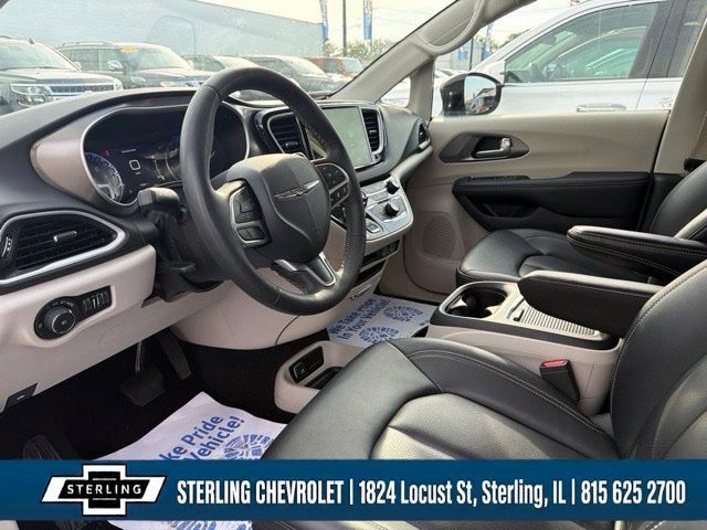Used 2024 Chrysler Pacifica Touring-L FWD image 10