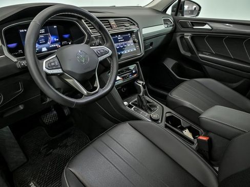 Certified 2024 Volkswagen Tiguan SE w/ Panoramic Sunroof Package image 7