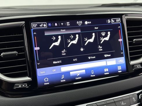 Used 2025 Chrysler Pacifica Select image 16