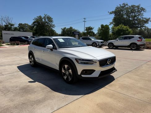 Certified 2025 Volvo V60 B5 Cross Country Plus AWD/4WD image 7