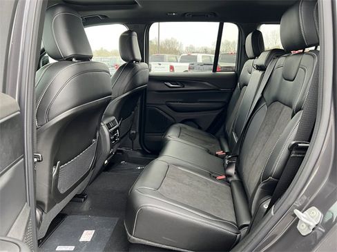 New 2025 Jeep Grand Cherokee Altitude image 5