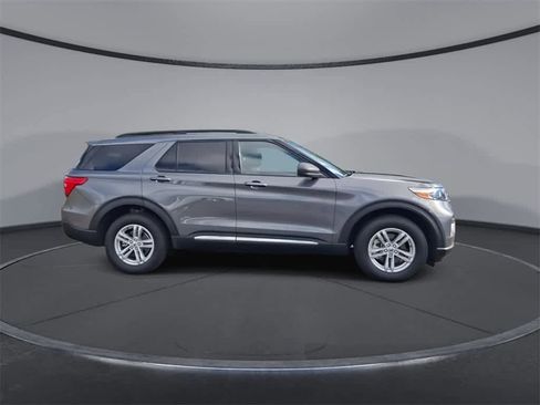 Used 2022 Ford Explorer XLT image 9