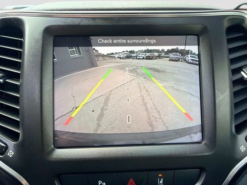 Used 2022 Jeep Cherokee Trailhawk AWD/4WD image 25