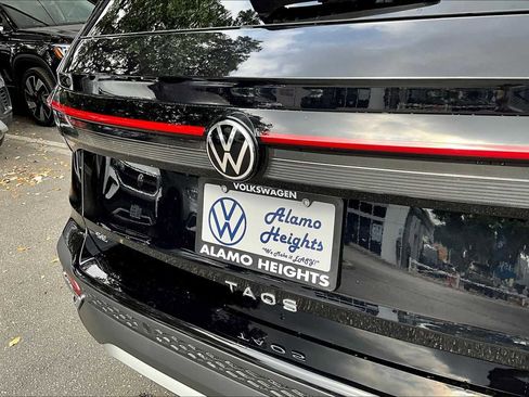 New 2025 Volkswagen Taos SE FWD image 15