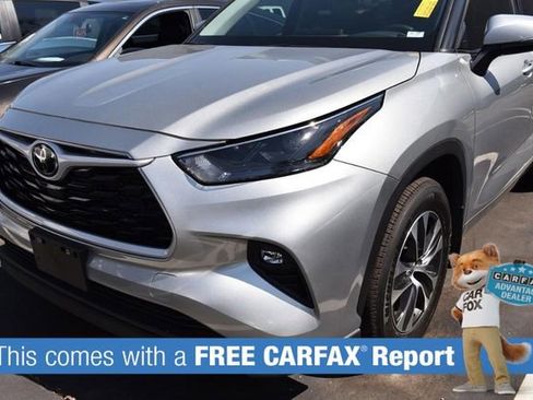 Used 2023 Toyota Highlander XLE image 2