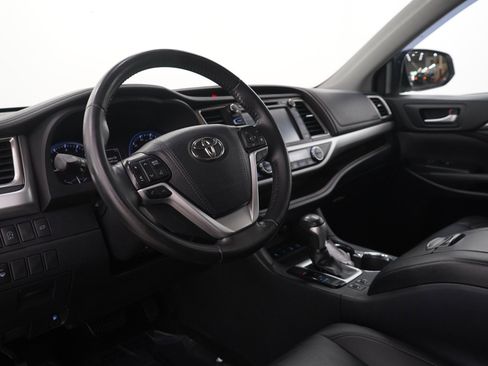 Used 2019 Toyota Highlander XLE AWD/4WD image 26